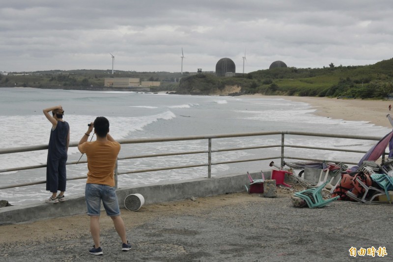 「閃電」颱風逼近恆春半島風雨增，仍有少數觀浪民眾。（記者蔡宗憲攝）