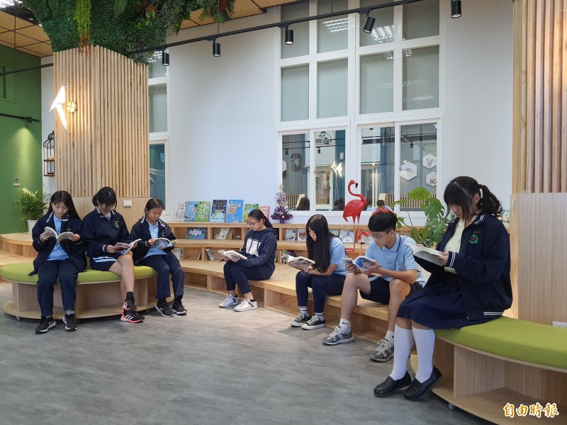 新竹高商圖書館經過大改造，已成為學生和社區居民的網美圖書館，讓學生可自在到圖書館看書，閱讀及上課和研習討論，學生都說，不管上課或下課就想往圖書館待著。（記者洪美秀攝）