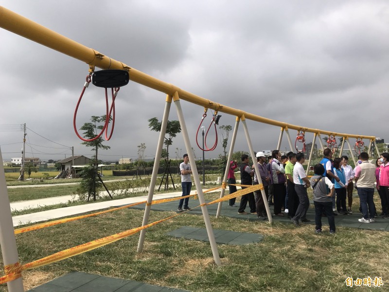 溪湖中央公園有多項具挑戰性的兒童遊樂設施，但目前尚未開放。（記者顏宏駿攝）