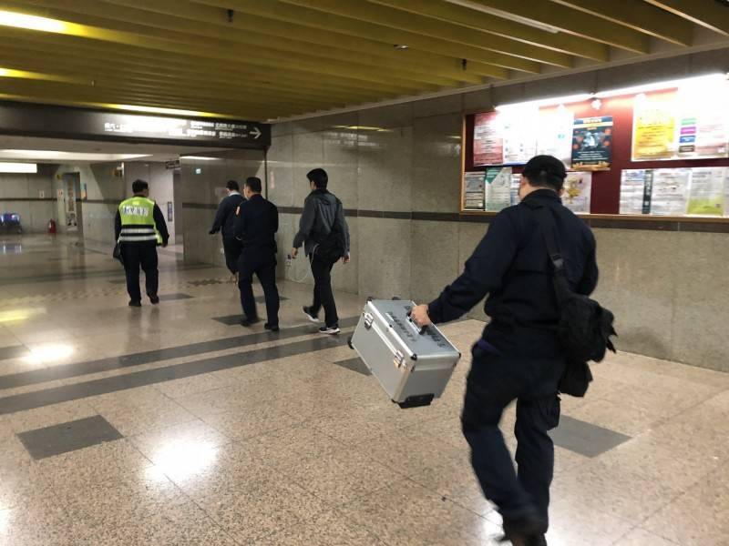 台大醫院院方人員昨天在處理寄來的郵件包裹與信件時，意外發現裡面夾藏不明白色粉末，嚇得報警。警方趕往醫院追查。（資料照）