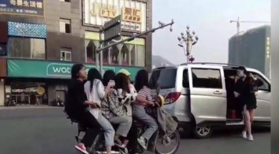 近日中國廣東陽山縣一名男子騎機車載5名女子的影片引發網友熱議，紛紛羨慕直呼「艷福不淺」。（圖擷取自微博）