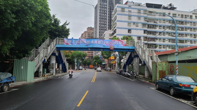 已有21年歷史的土城區明德陸橋，今晨完成拆除作業。（新北市政府工務局提供）