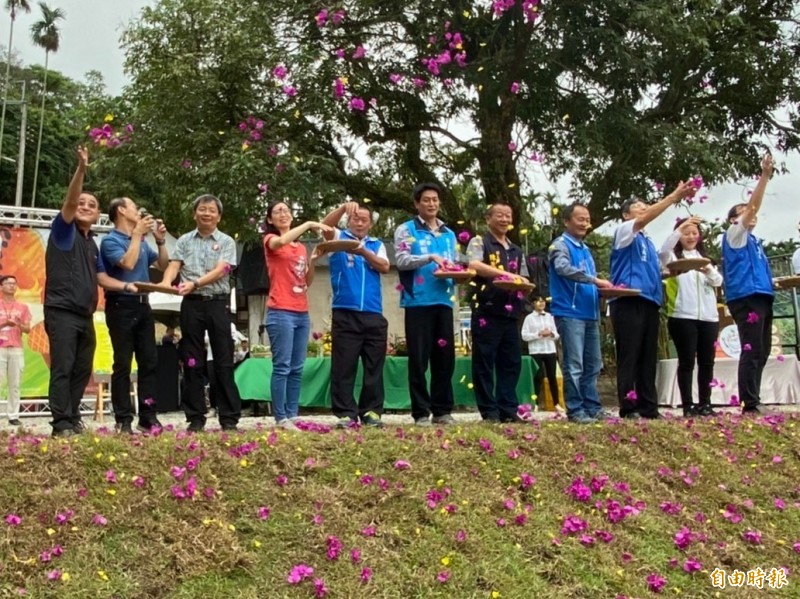 華南謝天祭來賓灑花向天地致敬。（記者林國賢攝）