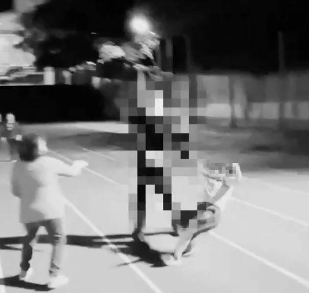吳姓保全在泰山體育場強拉8歲男童，一巴掌將男童打倒在地（右），阿嬤也嚇傻。（記者吳仁捷翻攝）