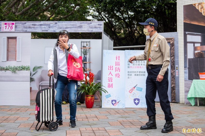 桃園市傳出有居家檢疫者外出4次，衛生局獲報了解中，圖為今年3月衛生局在中壢區新街國小辦理第2次社區自主防疫演練畫面。（資料照，記者李容萍攝）