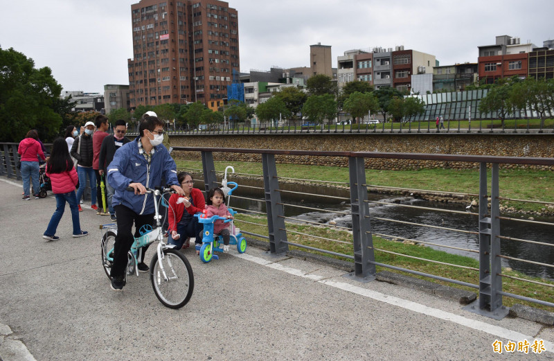 桃市府分期整治老街溪，老街溪沿岸成了民眾休憩、散步的最愛。（記者李容萍攝）