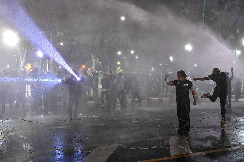 泰國抗議民眾今天靠近泰國王宮附近的最高法院，被警方以水砲壓制。（美聯社）