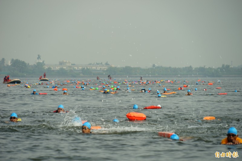 大鵬灣海上長泳已連3屆在灣域內舉辦。（資料照）