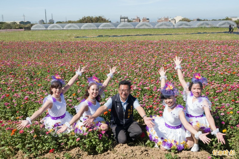 新竹縣2020湖口花海節，14日、21日連續兩個週六在好客文創園區舉辦，湖口鄉長林志華（中）邀請大小朋友們一起來賞花拍美照。（記者廖雪茹攝）