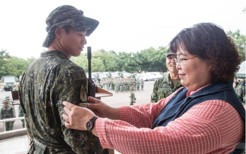 在結訓典禮中，除了由長官派發代表榮譽的臂章外，指揮官也邀請到場觀禮的官兵家屬，親手為自己的家人、子女別上臂章，一同見證這個屬於他們的榮耀時刻。（軍聞社提供）