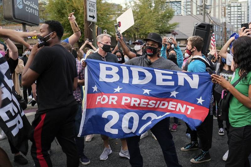 美國民主黨總統候選人拜登宣布勝選後大批支持者上街狂歡慶祝，但史丹佛大學教授憂心這有可能會造成武漢肺炎擴散。（美聯社）