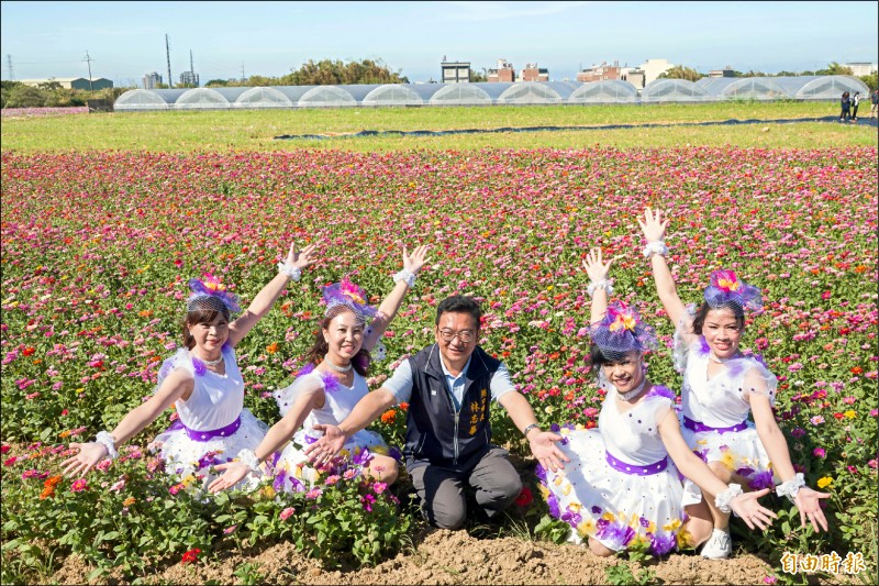 新竹縣2020湖口花海節，14日、21日連續兩個週六在好客文創園區舉辦，湖口鄉長林志華（中）邀請大小朋友們一起來賞花拍美照。（記者廖雪茹攝）