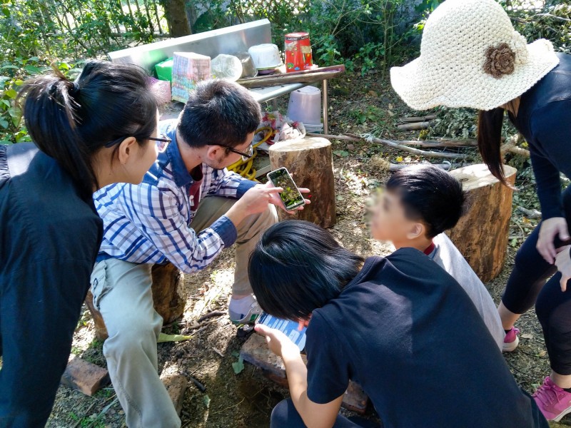 新北市城鄉發展局推動「社區規劃師計畫」，社團法人以馬內利老幼協會帶領三峽區民義國小學童提出打造「親子共學生態村」的構想，希望把閒置的林下空間變成天然美術館。（城鄉發展局提供）