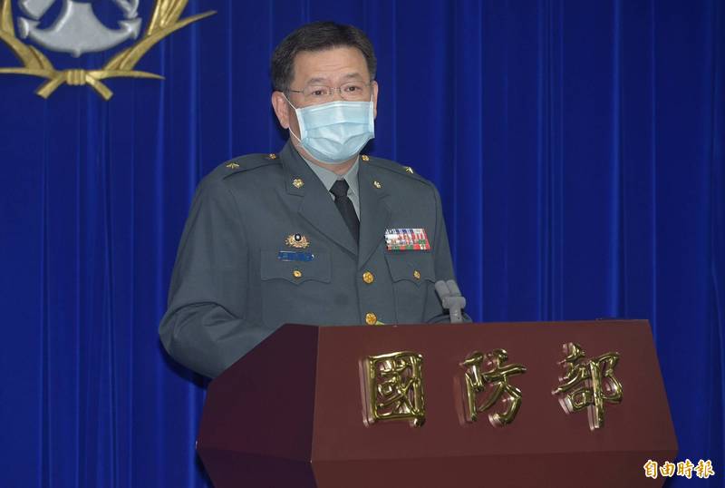 軍醫局副局長蔡建松少將今日說明「國軍疫情指揮中心」編成規劃。（記者張嘉明攝）