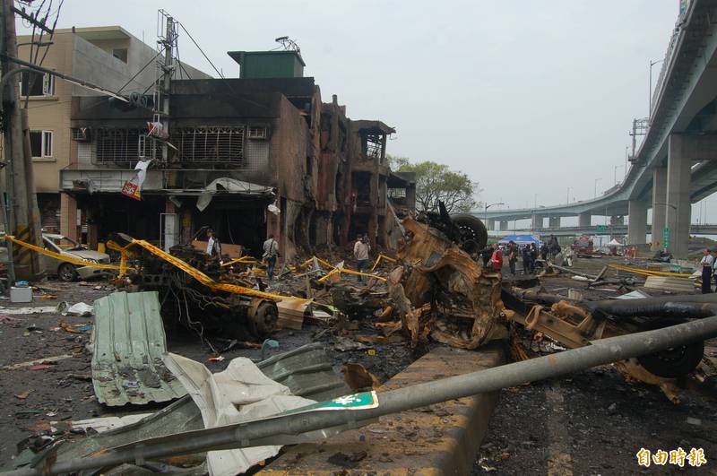 9年前新北五股新興堂香鋪店爆炸造成4死38傷，數十戶房屋全倒或半倒，現場一片狼藉。（資料照）