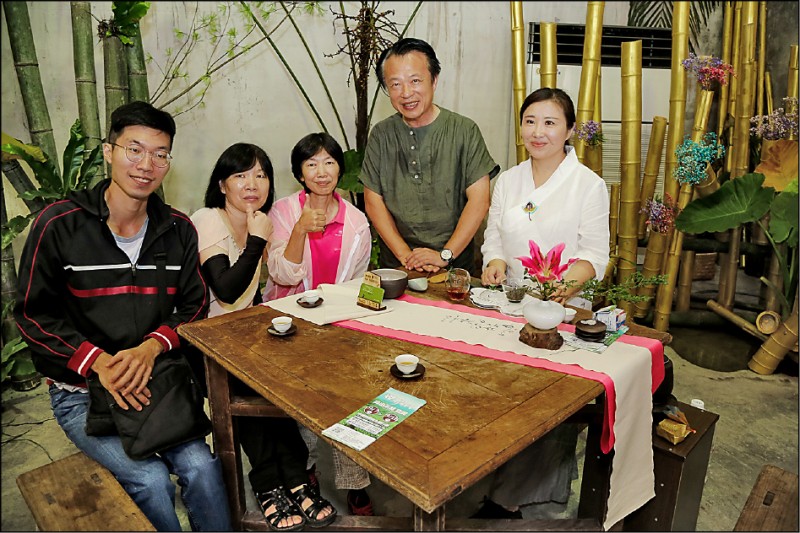 嘉義縣長翁章梁（右二）邀請民眾參加嘉義博茶會。（記者林宜樟翻攝）