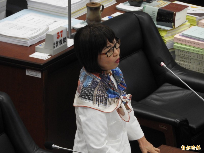 民進黨議員李喬如「溫柔質詢」。（記者葛祐豪攝）