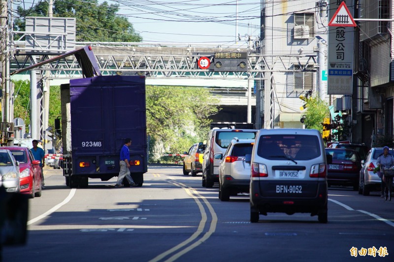 1個平交道惹怒當地人 台中烏日人爆氣 可以打傳說對決了 生活 自由時報電子報