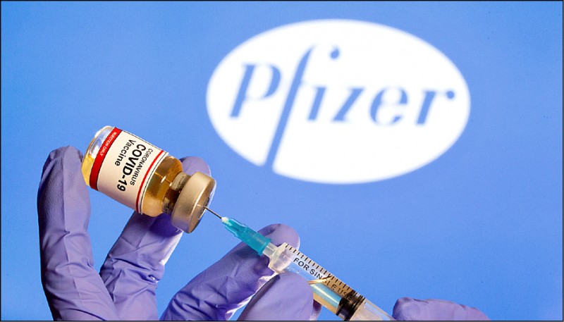 白宮首席防疫專家佛奇表示，最快在今年底，美國人就可接種美國藥廠「輝瑞Pfizer」與德國生技公司「BioNTech」合作研發的武肺疫苗。（路透）