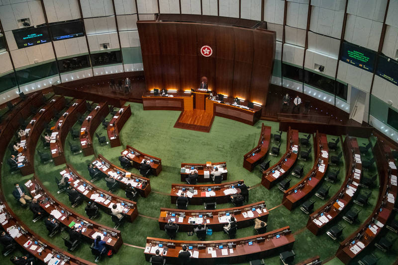 香港政府昨日宣布DQ楊岳橋、郭榮鏗、郭家麒、梁繼昌4名泛民派議員，泛民派議員也宣布總辭。圖為今日立法會會議。（彭博）