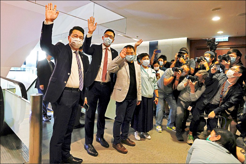 香港立法會泛民主派議員尹兆堅（左起）、林卓廷、胡志偉、黃碧雲十二日遞出辭職信後，向媒體揮別。（路透）