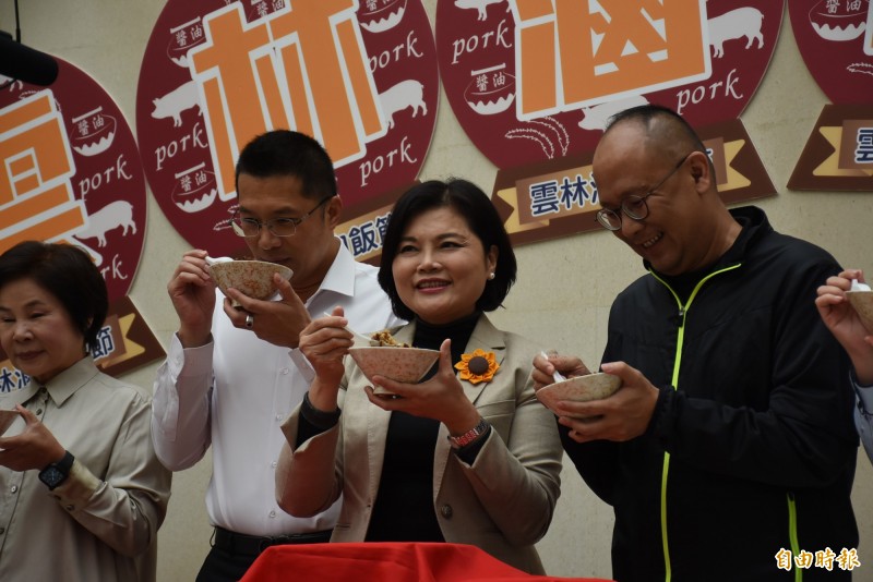 雲林縣長張麗善（中）邀請全國民眾品嚐雲林滷肉飯。（記者林國賢攝）