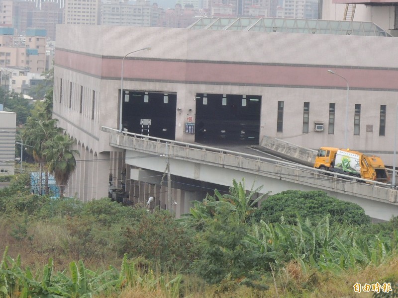 地方爭取高雄市中區焚化廠儘早除役，陳其邁估算約4到5年後除役。（記者王榮祥攝）