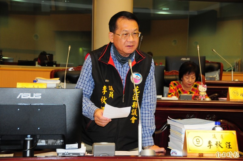 花蓮縣議員李秋旺今天質詢要求縣府趕快修法，阻止含有萊克多巴胺肉品進入花蓮。（記者花孟璟攝）