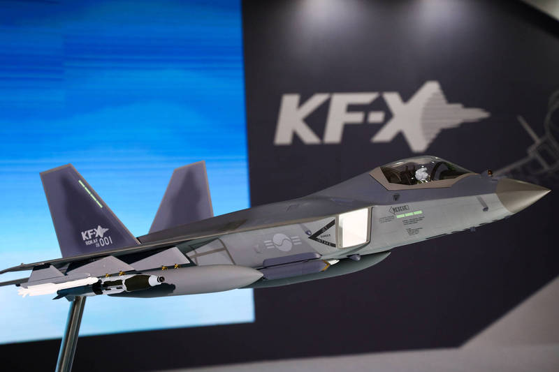 南韓航太工業公司將開拓軍用運輸機市場，稱市場潛力大，開發難度又比戰機低，圖為南韓航太正在開發的KF-X戰機模型。（彭博）