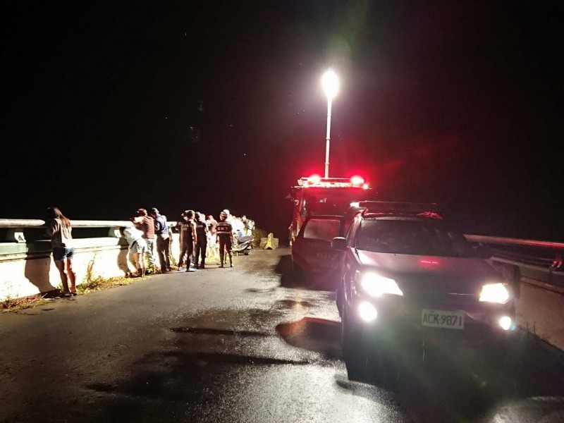 漲潮淹沒退路，釣客受困朴子溪東石南橋下消波塊，海巡弟兄暗夜急救援。（記者蔡宗勳翻攝）