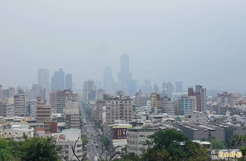 東北風影響，高屏地區位於下風處，污染物累積，空氣品質不佳。（記者黃志源攝）