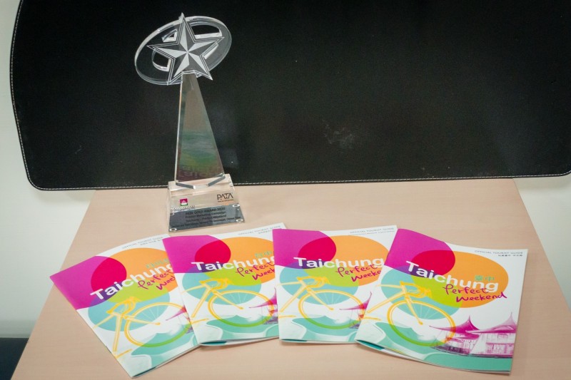 台中市觀光旅遊局出版的「玩美台中－觀光手冊」，榮獲PATA刊物類金獎。（觀旅局提供）