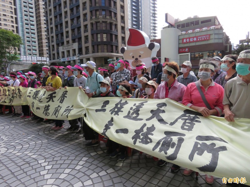 而已排除在區外的三泰路、新樹路合法聚落，當地約百位民眾組成「新莊泰山合法房屋自救會」，今天至新北市政府抗議。（記者陳心瑜攝）