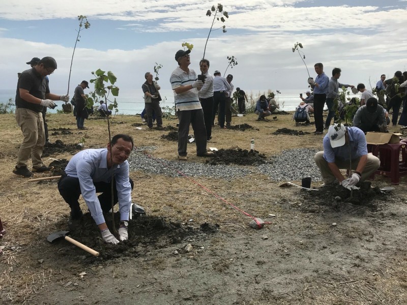 蘇花改百餘名築路英雄今天回娘家植樹，為蘇花改工程劃下完美句點。（記者江志雄翻攝）