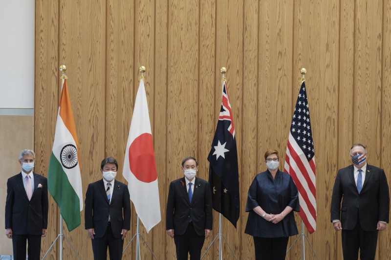 「四方安全對話」國家的外交首長，上月在日本東京會晤。左至右為印度外長蘇杰生、日本外相茂木敏充、日相菅義偉、澳洲外長佩恩和美國國務卿龐皮歐。（美聯社資料照）