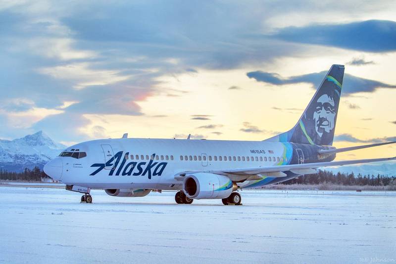 美國阿拉斯加航空1架客機，降落在亞庫塔特機場時撞死1頭棕熊。（美聯社）