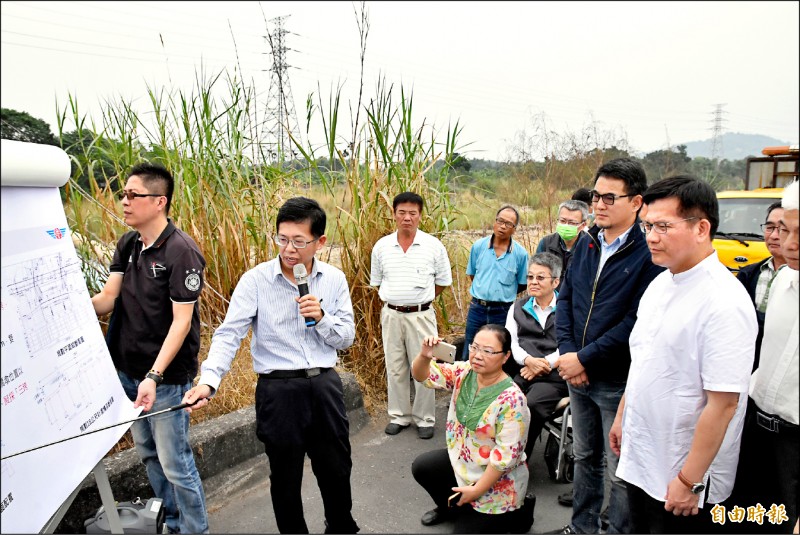 交通部長林佳龍（右一）與立委劉建國（右二）等人會勘，聽取改建規劃簡報。（記者黃淑莉攝）