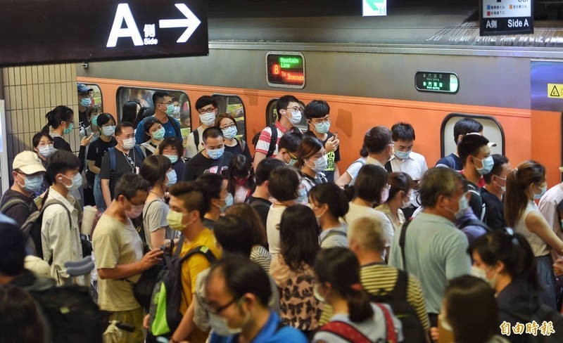 台鐵今天上午在松山-台北間發生電車線異常，造成東正線斷電，共影響14列238分7530人。（資料照）