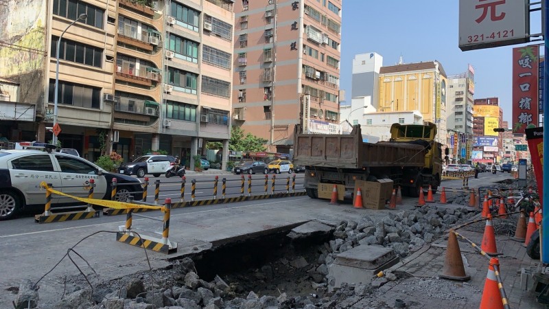 高雄三民區九如二路今上午發生道路工程意外，一輛砂石車在工地倒車時，不慎壓輾過一名老翁，當場傷重死亡。（記者方志賢翻攝）