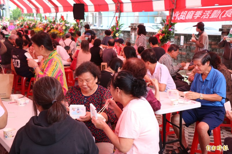 台南善化農會舉辦胡麻節活動，2天就賣出超過140萬元的銷售額，相當不容易，尤其今年胡麻油開出紅盤，善化農會認為，應與上週天氣較冷有關。（資料照，記者萬于甄攝）