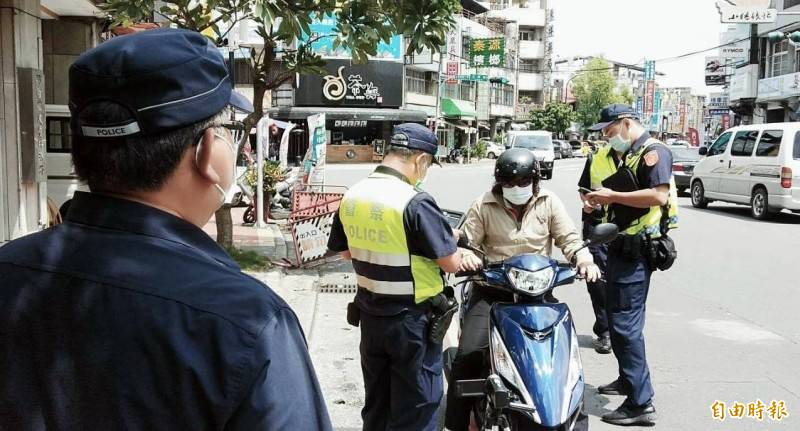 員警日前早上9點多在台北市一處路口時，發現有一輛小貨車左右飄移，員警研判駕駛酒駕，上前攔車，意外發現開車的朱姓男子在法律上居然是「死人」。攔檢示意圖。（資料照）