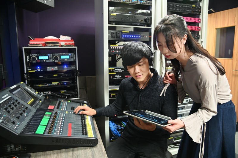 清華大學藝術學校明年將招收音樂組的學生，培育跨領域的雙主修人才，其中已有音樂系學生也跨領域修習化工等領域。（照片清大提供）