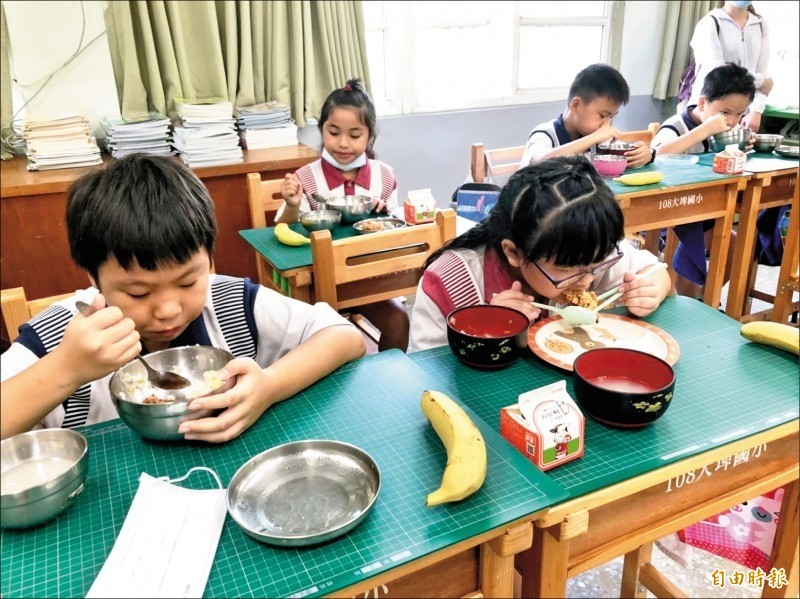 教育部修訂「學校外訂盒（桶）餐採購契約（範本）」，要求學校午餐一律採用國產在地優良肉品（含加工品），若未使用或假冒產地供貨，最重可終止契約。（資料照）