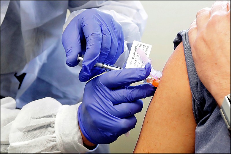 中央流行疫情指揮中心希望採購1500萬劑武肺疫苗，國人明年中之前就可接種。圖為外籍人士在美國西雅圖接