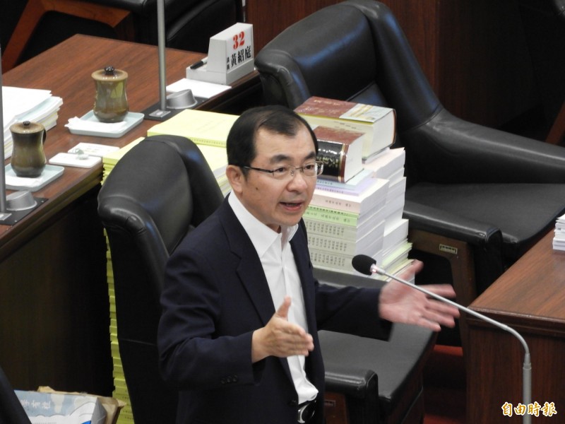 國民黨議員王耀裕指林園人癌症死亡率，居高雄之冠，要求林園工業區開出的污染罰款，應全數留在地方專款專用。（記者葛祐豪攝）