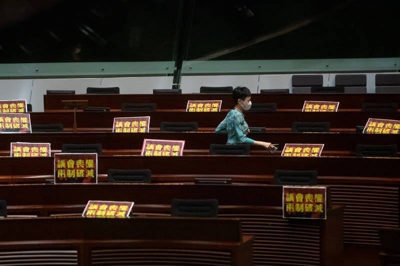 中國與港府打壓港民主派議員受國際譴責。（彭博）