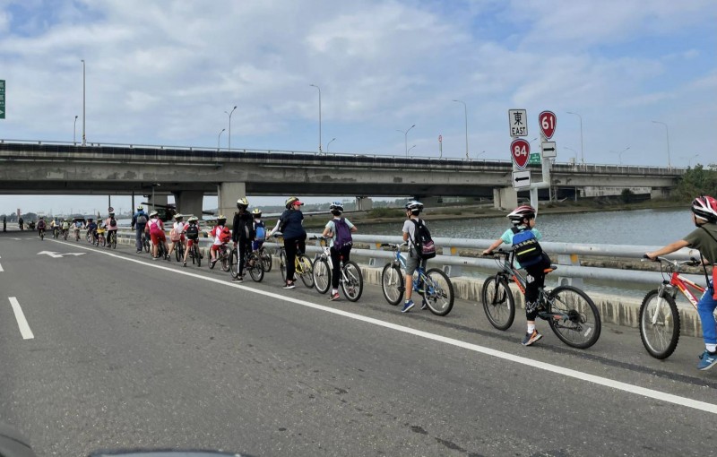 南市5校聯盟舉辦鹽分地帶戶外走讀單車探索活動，小學生騎單車挑戰30公里路程。（記者楊金城翻攝）