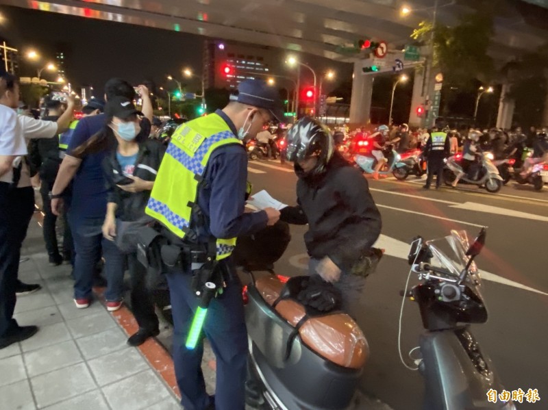 台灣機車路權促進會發起「待轉大富翁」抗議行動，近300名警力到場蒐證取締、疏導交通。（記者蔡亞樺攝）