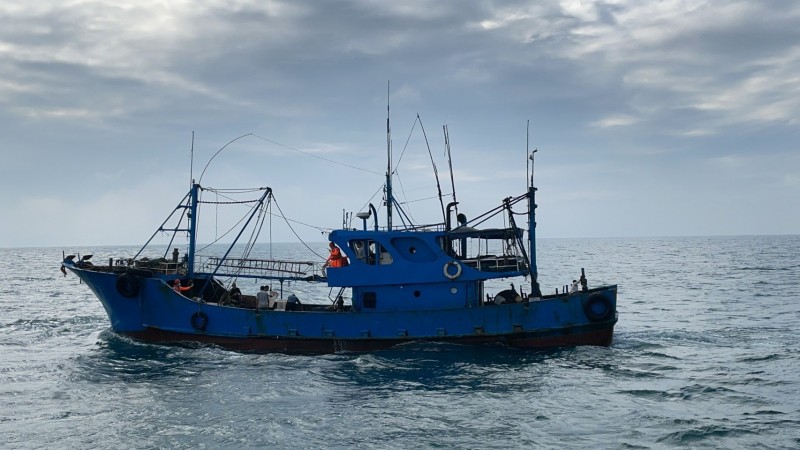 中國籍無名漁船越界捕魚被扣留。（記者張軒哲翻攝）