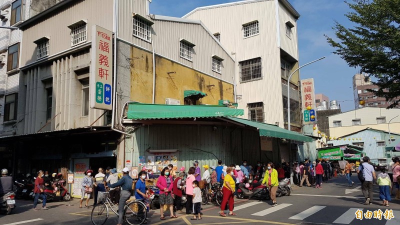 嘉義市福義軒門市人潮滿滿。（記者林宜樟攝）